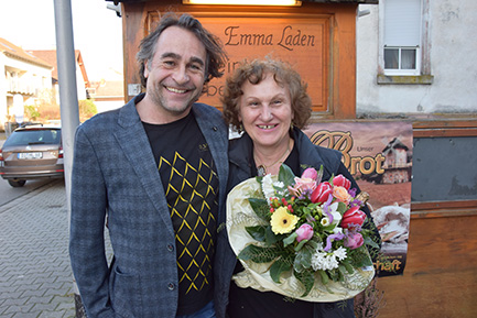 Große Verdienste um Ernsthofen: Der zweite Vorsitzende des GewerbeNetzes, Martin Diehl, überreichte anlässlich der Geschäftsübergabe Blumen und einen guten Tropfen an die scheidende Tante-Emma-Laden-Besitzerin Gerlinde Schütz. Diehl betonte in seiner Ansprache, wie wichtig das Angebot vor Ort für viele Ernsthöfer immer gewesen sei. Der junge Einzelhandelsspezialist Lias Schneider wird den Laden auch in Zukunft weiter führen. (Bild: GewerbeNetz Modautal)